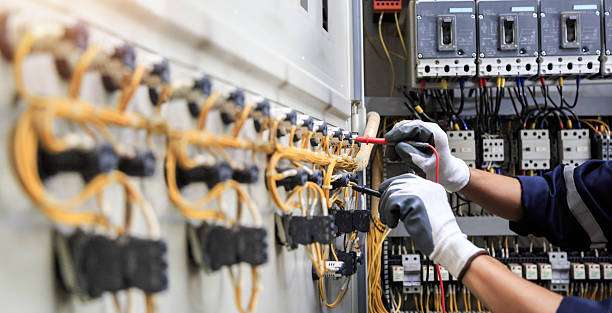 Professional Electrician technician working in Manson, IA